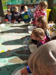 2024-–-Druzina-–-Foukame-bubliny-1