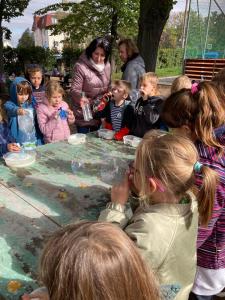 2024-–-Druzina-–-Foukame-bubliny-10