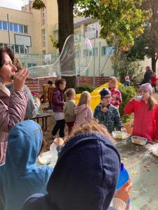 2024-–-Druzina-–-Foukame-bubliny-11