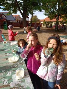 2024-–-Druzina-–-Foukame-bubliny-12