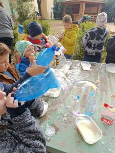 2024-–-Druzina-–-Foukame-bubliny-13