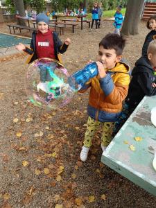 2024-–-Druzina-–-Foukame-bubliny-15