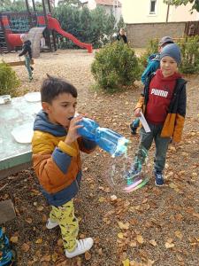 2024-–-Druzina-–-Foukame-bubliny-21