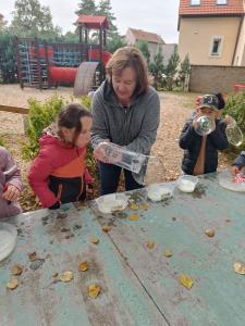 2024-–-Druzina-–-Foukame-bubliny-25