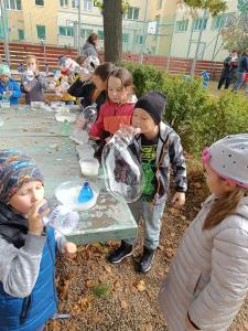 2024-–-Druzina-–-Foukame-bubliny-31