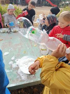 2024-–-Druzina-–-Foukame-bubliny-32