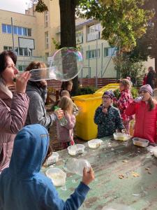 2024-–-Druzina-–-Foukame-bubliny-5