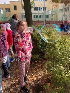 2024-–-Druzina-–-Foukame-bubliny-6