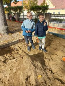 2025-–-Druzina-–-Podzim-na-zahrade-11