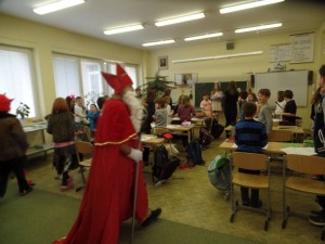 Mikulášská nadílka ve třídách (23)