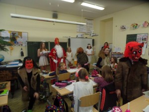 Mikulášská nadílka ve třídách (25)